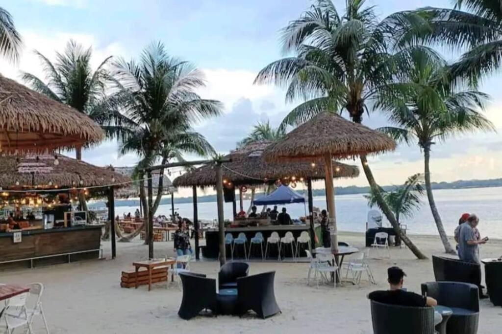 Bench/seaviews4-13pax/johorbahru 9b Amberside Apartment Johor Bahru
